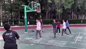 不是AI吗？这种弹性大球是真的能进标准篮筐的？😲